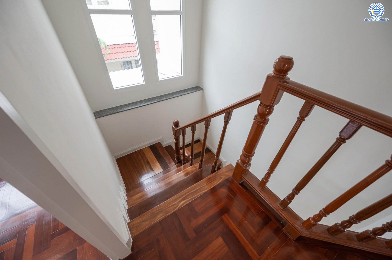 บ้านมือสองตกแต่งใหม่ โครงการ มณีรินทร์ เลคแอนด์พาร์ค ราชพฤกษ์-ติวานนท์ เนื้อที่ 64.1 ตร.ว. ฟังก์ชัน 4 ห้องนอน 3 ห้องน้ำ 1 ห้องอเนกประสงค์ จอดรถได้ 2 คัน บรรยากาศเงียบสงบเป็นส่วนตัว สิ่งอำนวยความสะดวกมากมาย บนทำเลติดถนนใหญ่ เชื่อมต่อถนนราชพฤกษ์ ใกล้จุดขึ้นทางด่วน "ศรีสมาน"...